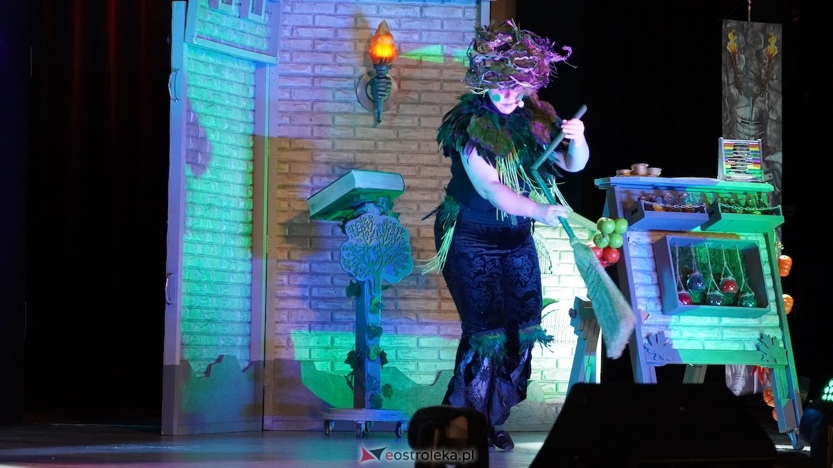 Teatr Bajaderka ze spektaklem Wszyscy na jednego w Ostrołęce [26.04.2026] - zdjęcie #4 - eOstroleka.pl