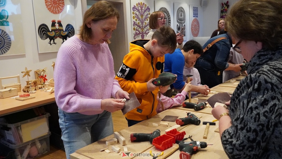 Drewniane pieski i rzemiosło, czyli niedziela w Muzeum Kultury Kurpiowskiej [26.04.2026] - zdjęcie #29 - eOstroleka.pl