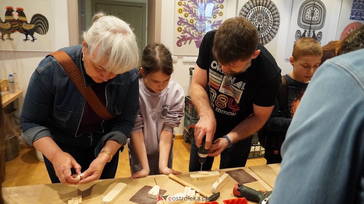 Drewniane pieski i rzemiosło, czyli niedziela w Muzeum Kultury Kurpiowskiej [26.04.2026] - zdjęcie #25 - eOstroleka.pl