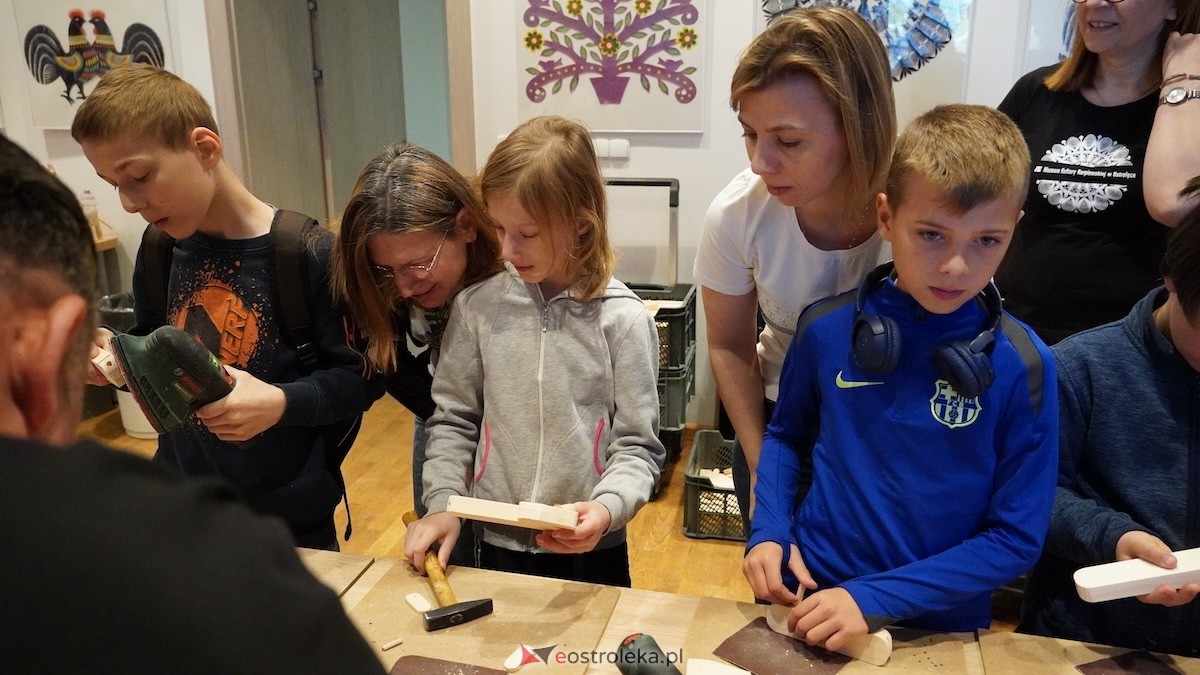 Drewniane pieski i rzemiosło, czyli niedziela w Muzeum Kultury Kurpiowskiej [26.04.2026] - zdjęcie #24 - eOstroleka.pl