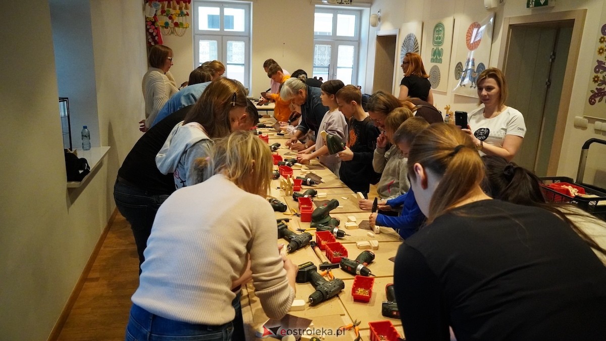 Drewniane pieski i rzemiosło, czyli niedziela w Muzeum Kultury Kurpiowskiej [26.04.2026] - zdjęcie #22 - eOstroleka.pl