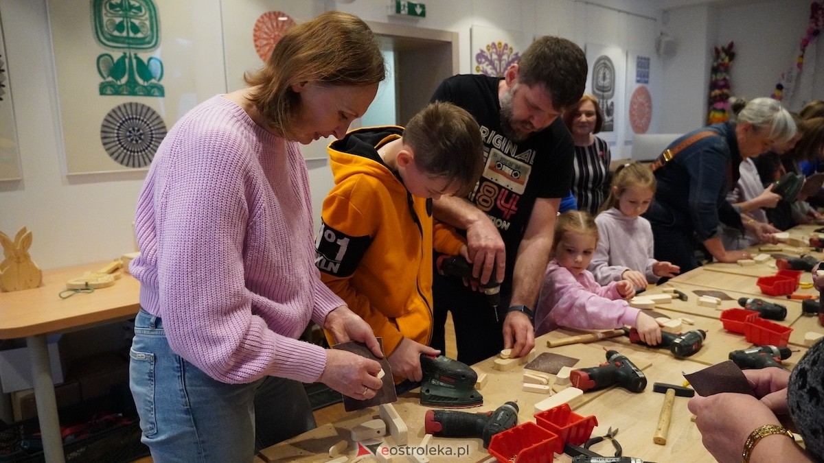 Drewniane pieski i rzemiosło, czyli niedziela w Muzeum Kultury Kurpiowskiej [26.04.2026] - zdjęcie #19 - eOstroleka.pl