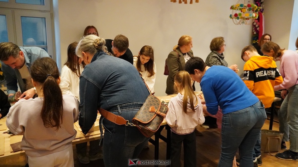 Drewniane pieski i rzemiosło, czyli niedziela w Muzeum Kultury Kurpiowskiej [26.04.2026] - zdjęcie #9 - eOstroleka.pl