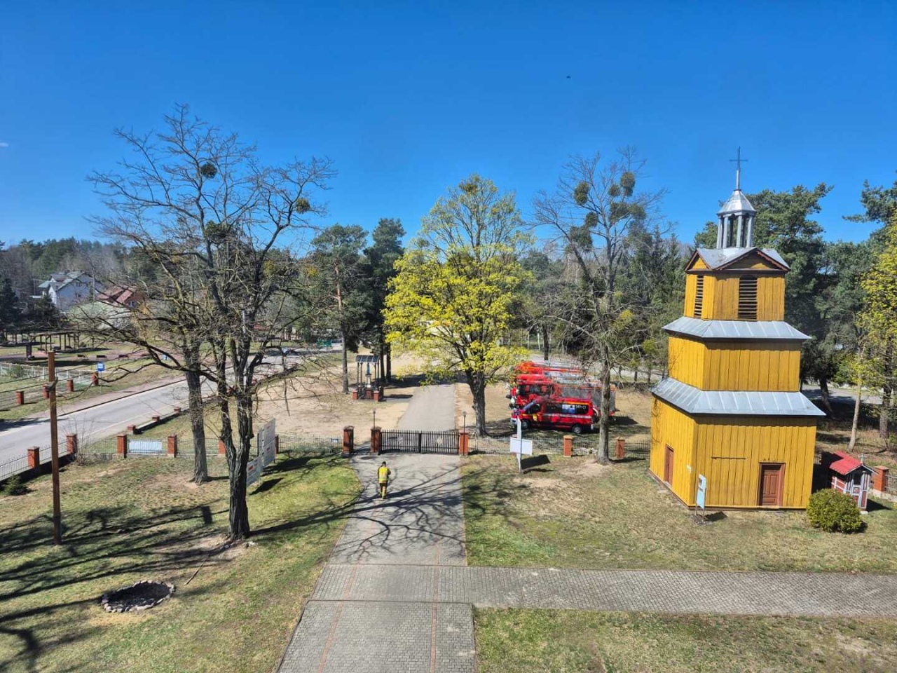 Wielka akcja strażaków w szkołach i pod kościołami. Co się działo w gminie Lelis? [21.04.2026] - zdjęcie #26 - eOstroleka.pl