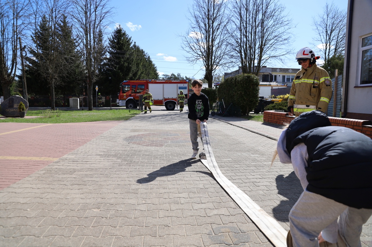 Wielka akcja strażaków w szkołach i pod kościołami. Co się działo w gminie Lelis? [21.04.2026] - zdjęcie #13 - eOstroleka.pl