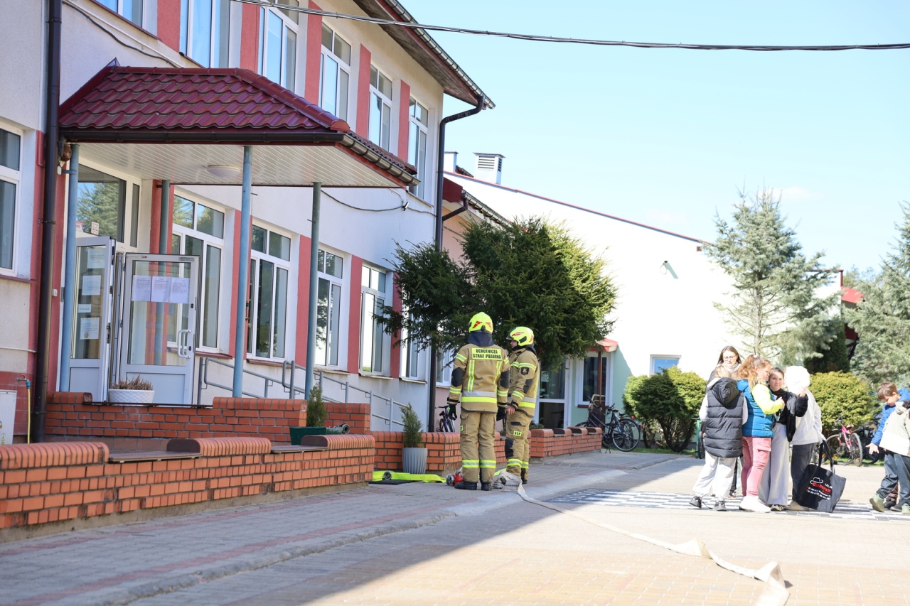 Wielka akcja strażaków w szkołach i pod kościołami. Co się działo w gminie Lelis? [21.04.2026] - zdjęcie #5 - eOstroleka.pl