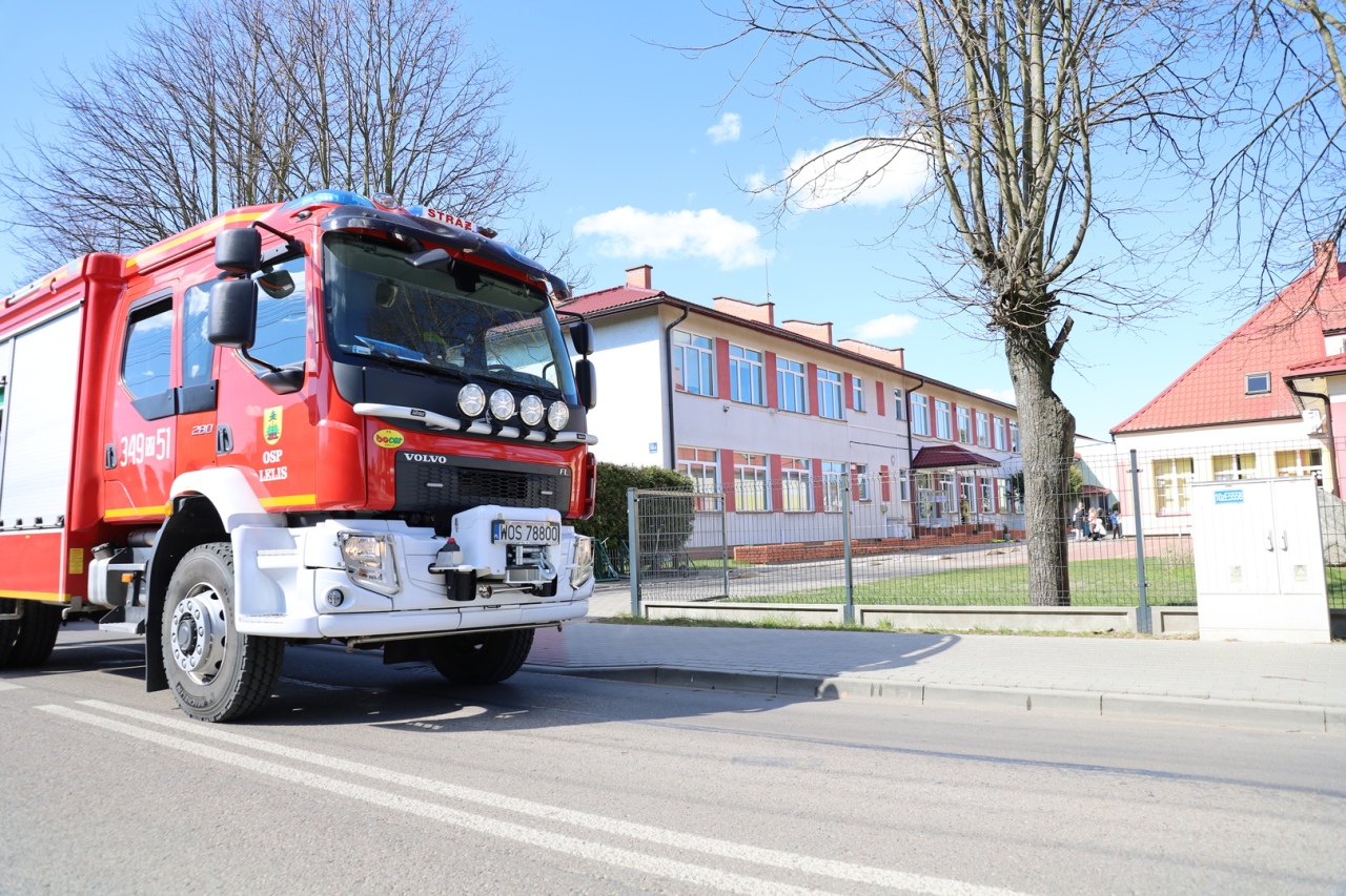 Wielka akcja strażaków w szkołach i pod kościołami. Co się działo w gminie Lelis? [21.04.2026] - zdjęcie #3 - eOstroleka.pl