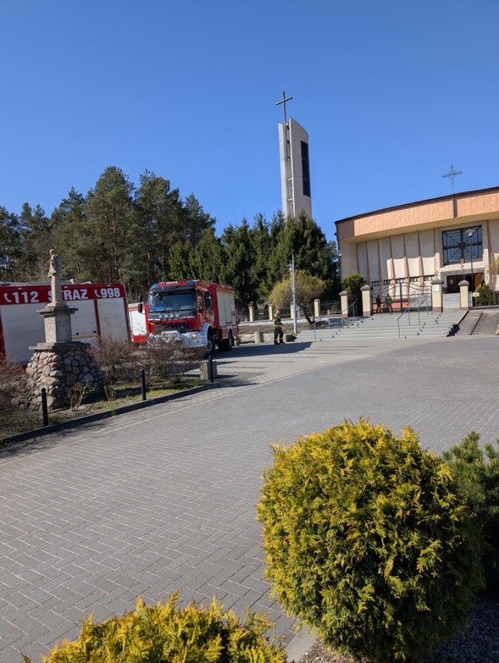 Wielka akcja strażaków w szkołach i pod kościołami. Co się działo w gminie Lelis? [21.04.2026] - zdjęcie #1 - eOstroleka.pl