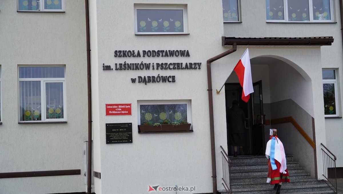 Uroczystość nadania imienia Leśników i Pszczelarzy SP w Dąbrówce [30.04.2026] - zdjęcie #69 - eOstroleka.pl