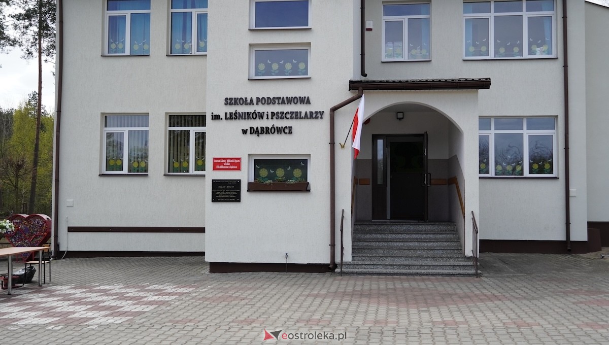 Uroczystość nadania imienia Leśników i Pszczelarzy SP w Dąbrówce [30.04.2026] - zdjęcie #68 - eOstroleka.pl
