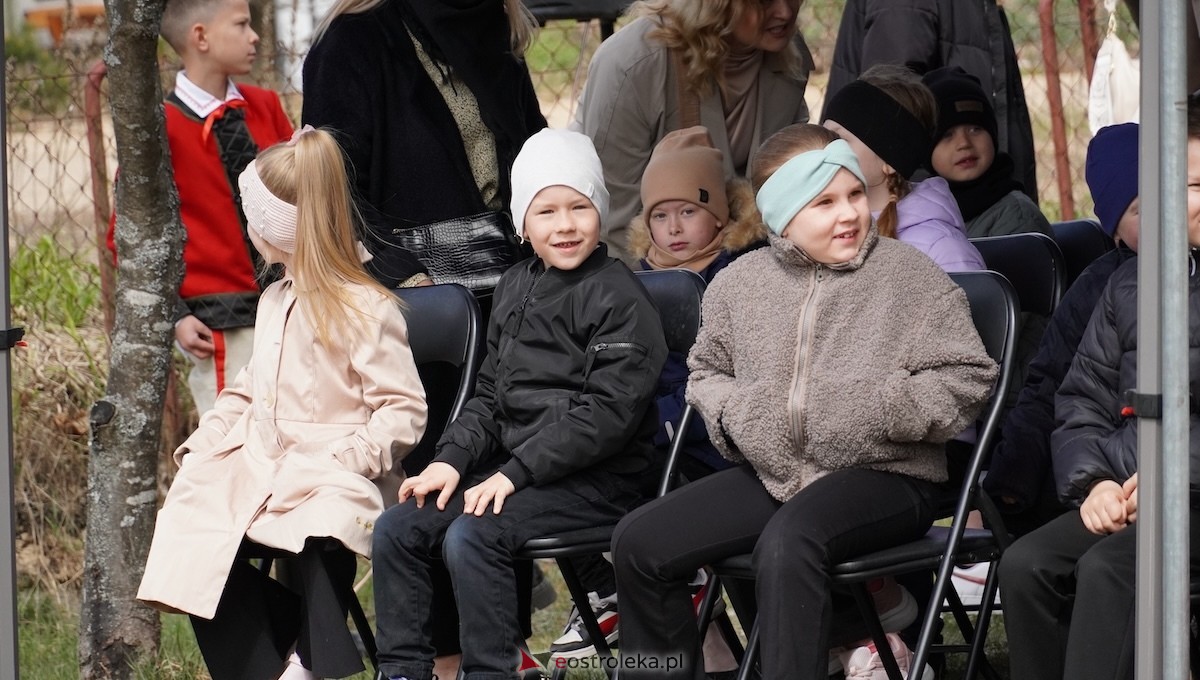 Uroczystość nadania imienia Leśników i Pszczelarzy SP w Dąbrówce [30.04.2026] - zdjęcie #61 - eOstroleka.pl