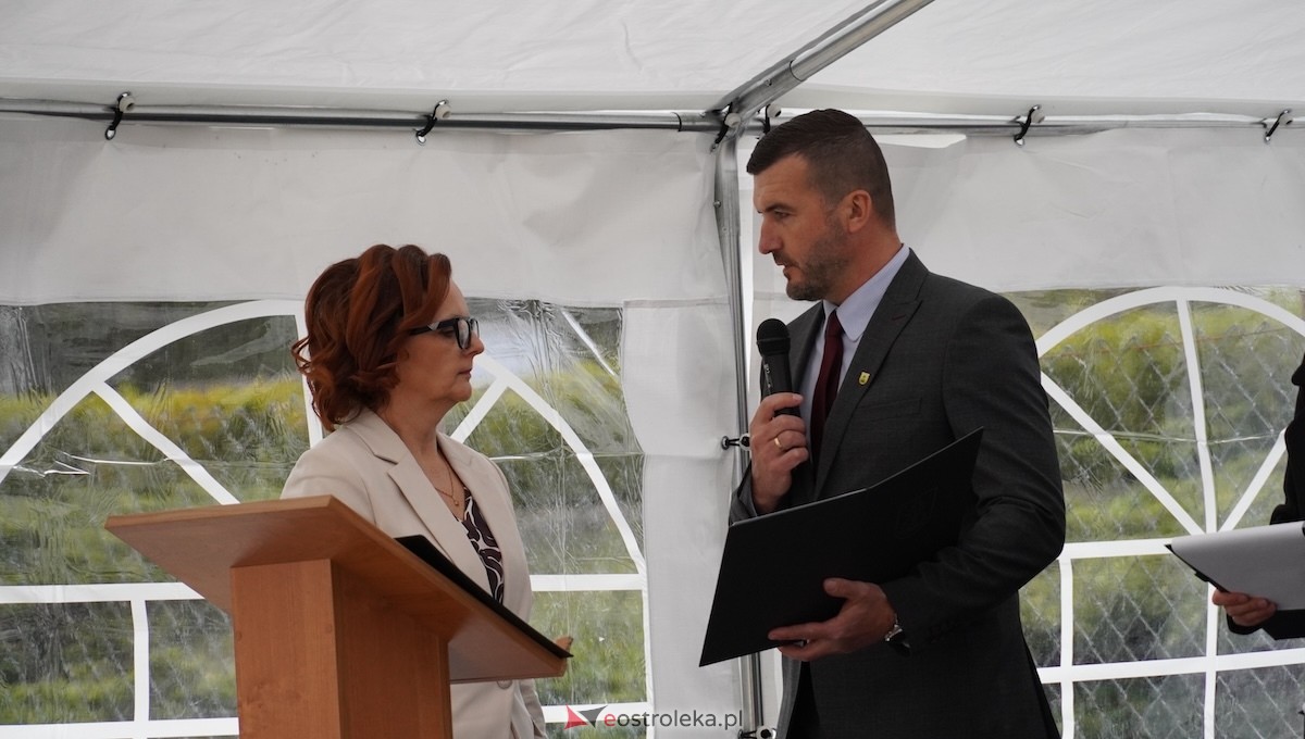 Uroczystość nadania imienia Leśników i Pszczelarzy SP w Dąbrówce [30.04.2026] - zdjęcie #32 - eOstroleka.pl