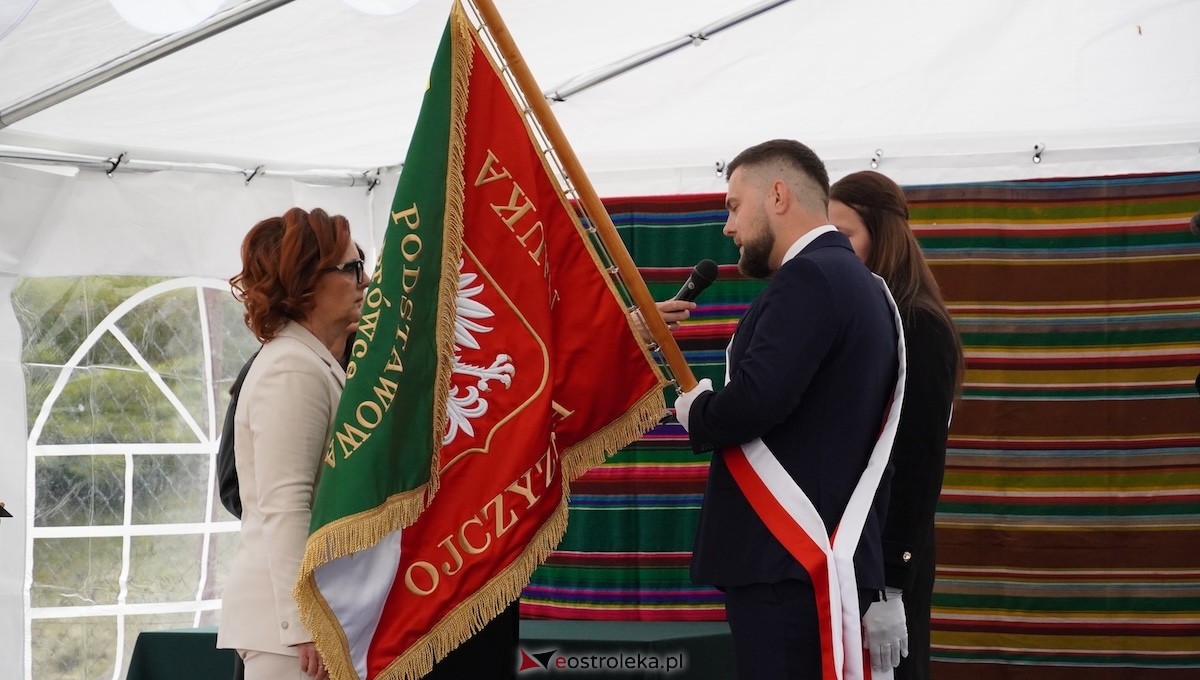 Uroczystość nadania imienia Leśników i Pszczelarzy SP w Dąbrówce [30.04.2026] - zdjęcie #31 - eOstroleka.pl