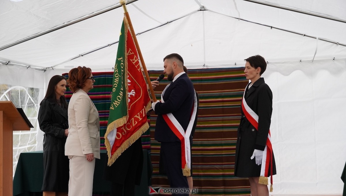 Uroczystość nadania imienia Leśników i Pszczelarzy SP w Dąbrówce [30.04.2026] - zdjęcie #29 - eOstroleka.pl