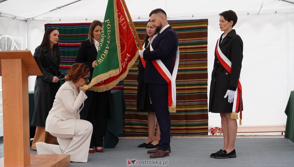 Uroczystość nadania imienia Leśników i Pszczelarzy SP w Dąbrówce [30.04.2026] - zdjęcie #28 - eOstroleka.pl