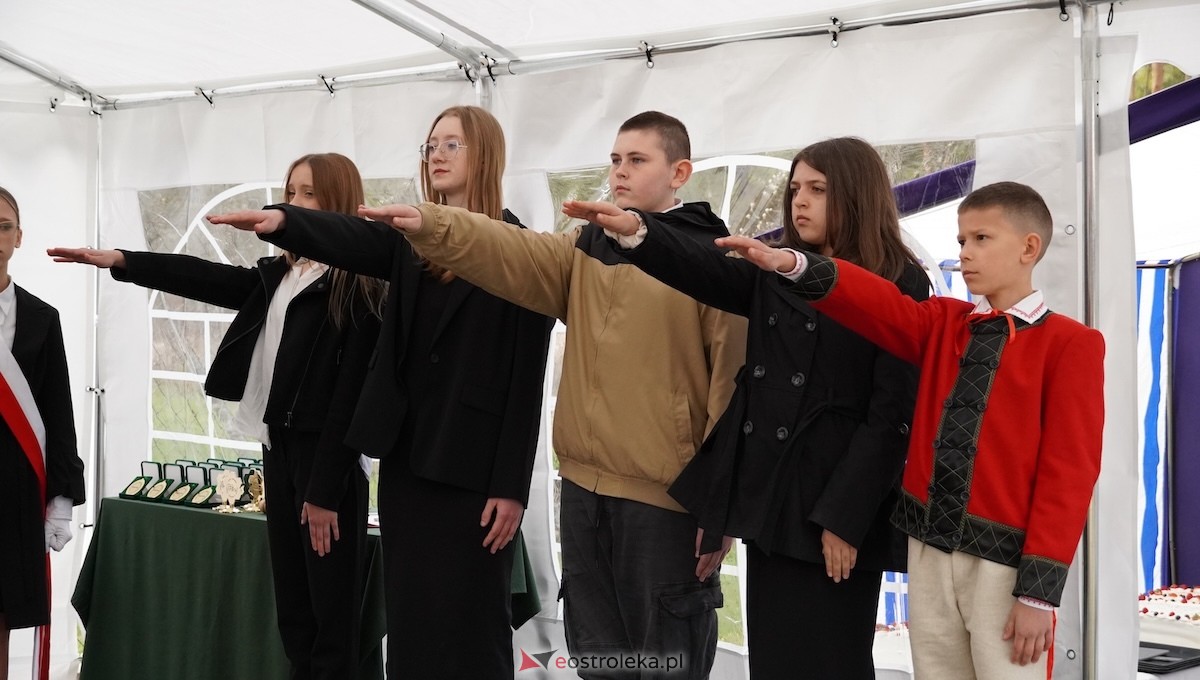 Uroczystość nadania imienia Leśników i Pszczelarzy SP w Dąbrówce [30.04.2026] - zdjęcie #24 - eOstroleka.pl