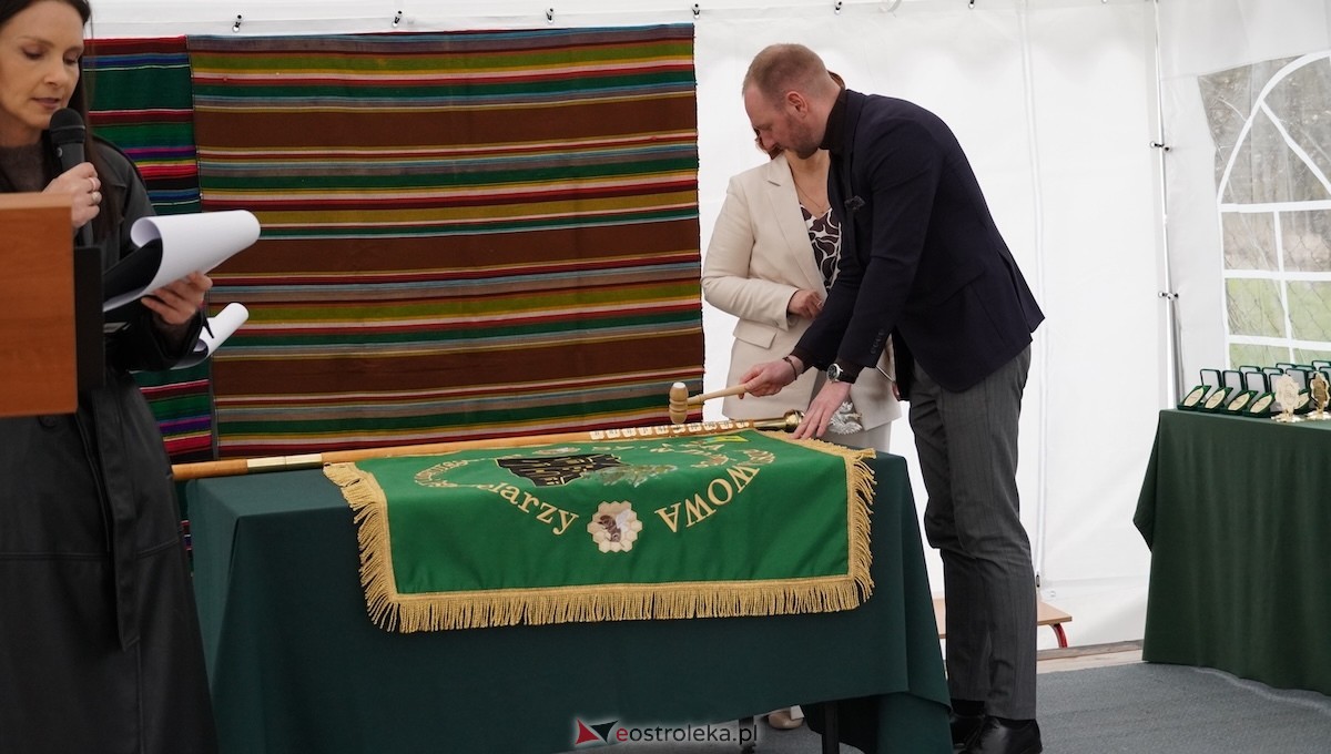 Uroczystość nadania imienia Leśników i Pszczelarzy SP w Dąbrówce [30.04.2026] - zdjęcie #16 - eOstroleka.pl