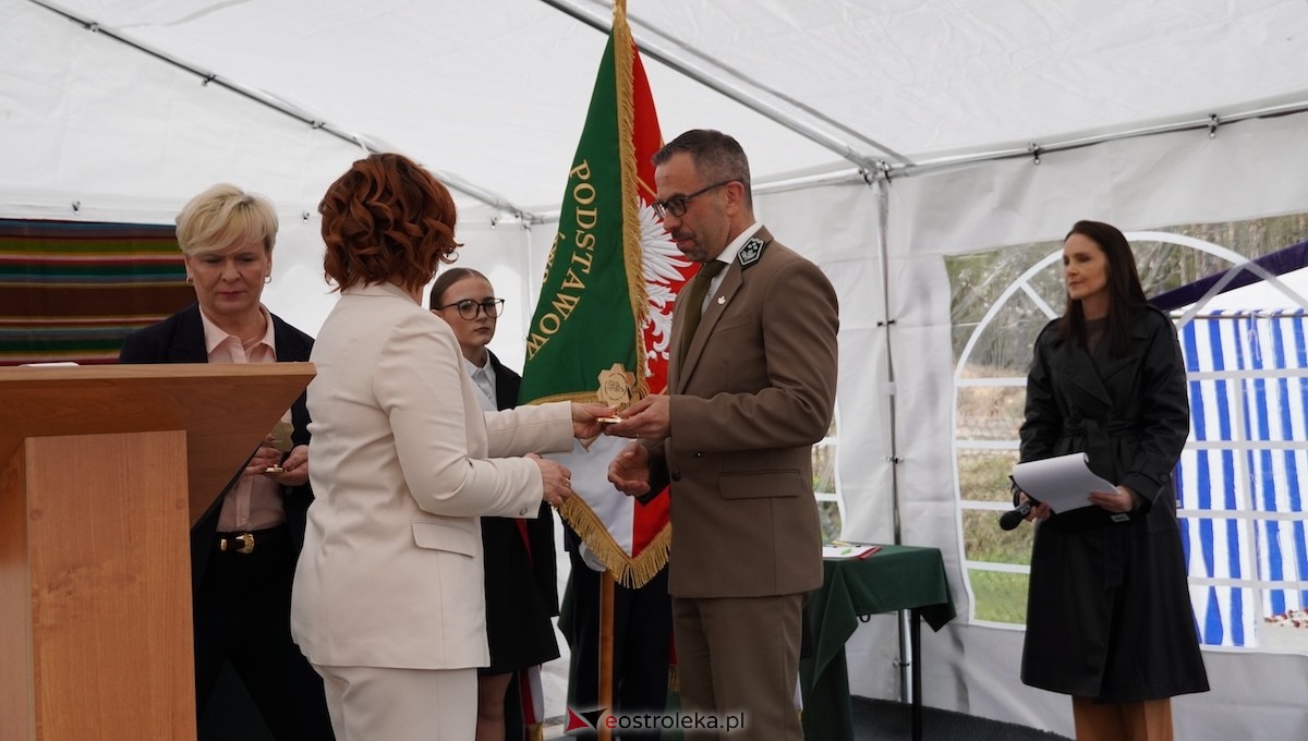 Uroczystość nadania imienia Leśników i Pszczelarzy SP w Dąbrówce [30.04.2026] - zdjęcie #13 - eOstroleka.pl