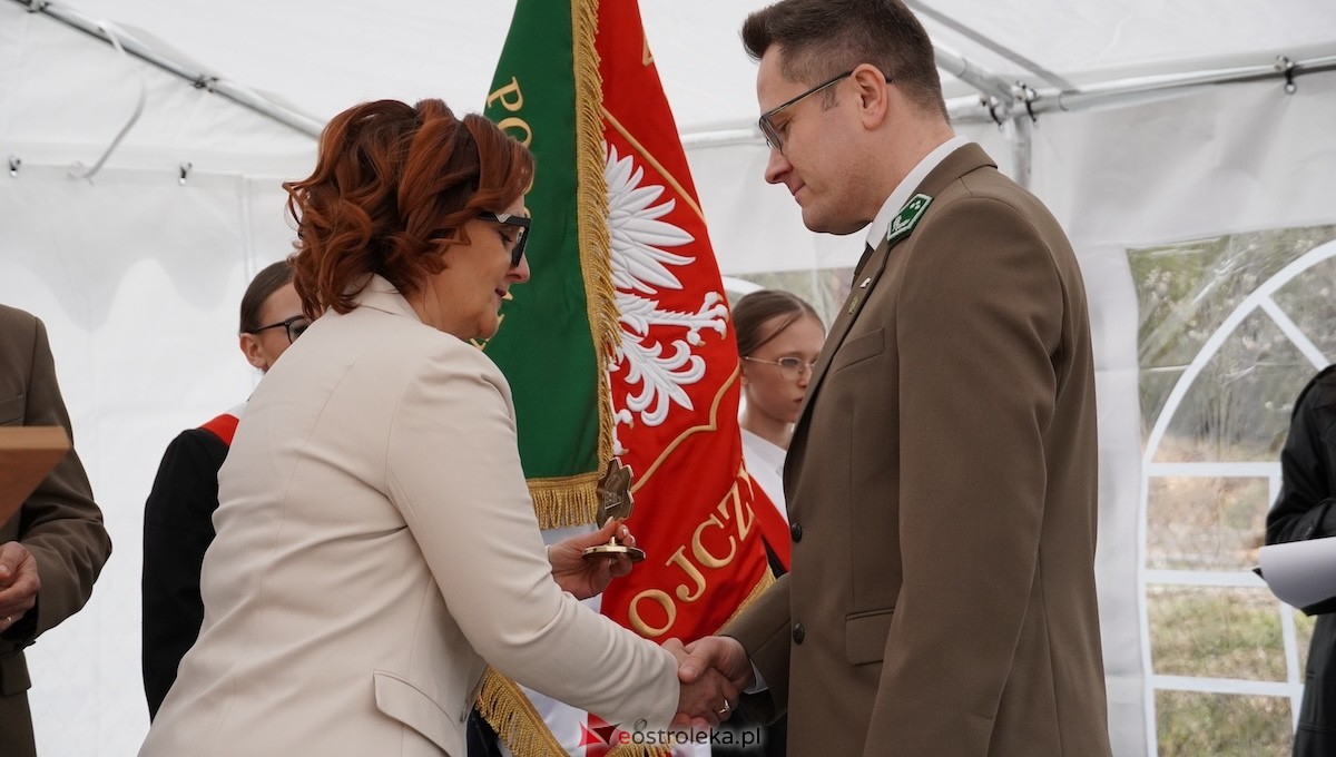 Uroczystość nadania imienia Leśników i Pszczelarzy SP w Dąbrówce [30.04.2026] - zdjęcie #12 - eOstroleka.pl