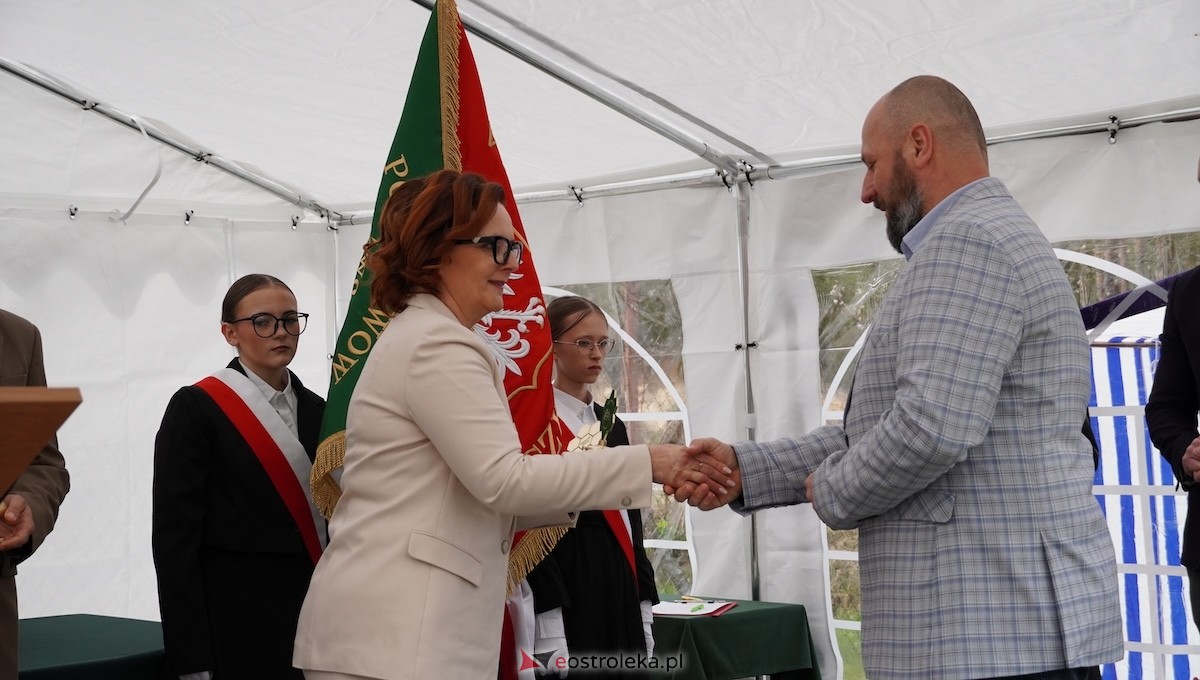 Uroczystość nadania imienia Leśników i Pszczelarzy SP w Dąbrówce [30.04.2026] - zdjęcie #11 - eOstroleka.pl