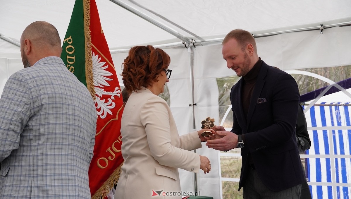 Uroczystość nadania imienia Leśników i Pszczelarzy SP w Dąbrówce [30.04.2026] - zdjęcie #10 - eOstroleka.pl