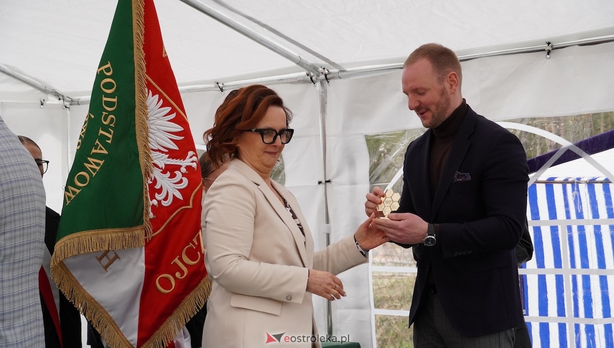 Uroczystość nadania imienia Leśników i Pszczelarzy SP w Dąbrówce [30.04.2026] - zdjęcie #9 - eOstroleka.pl