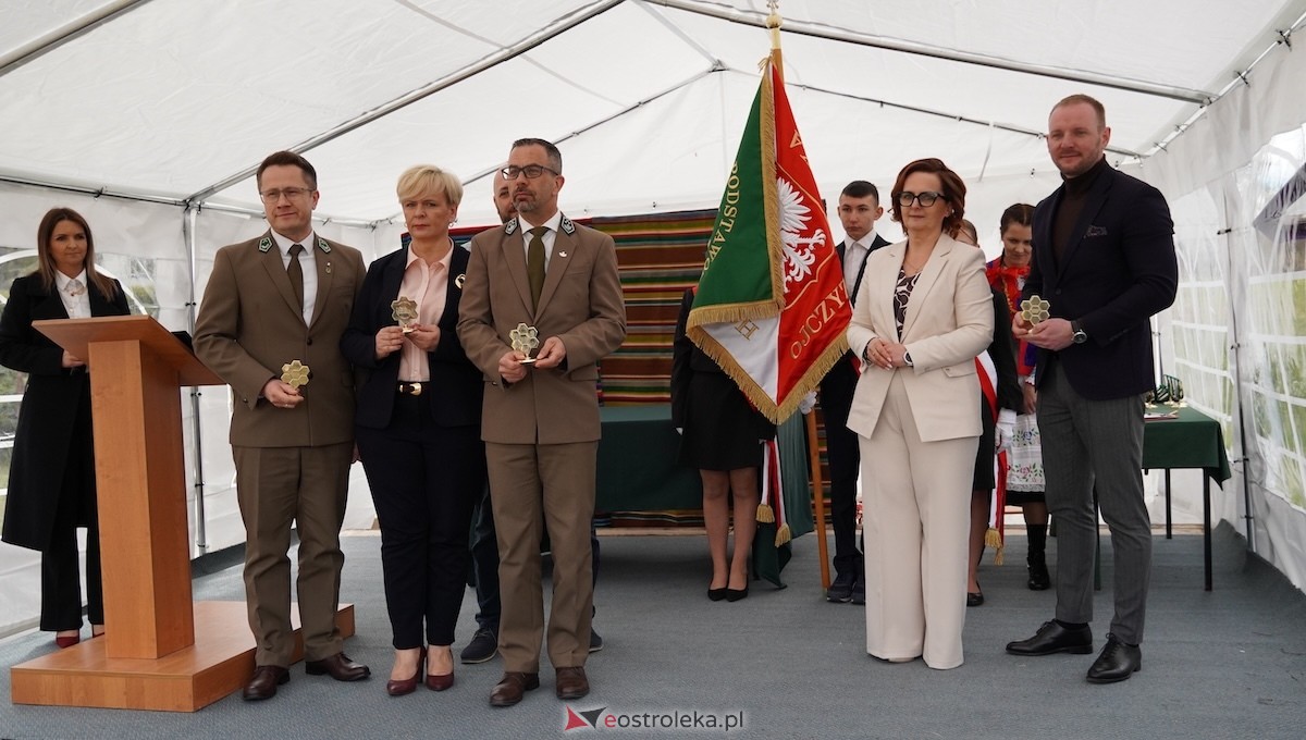 Uroczystość nadania imienia Leśników i Pszczelarzy SP w Dąbrówce [30.04.2026] - zdjęcie #8 - eOstroleka.pl