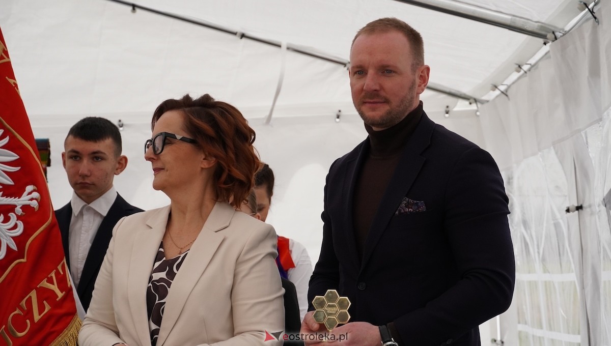 Uroczystość nadania imienia Leśników i Pszczelarzy SP w Dąbrówce [30.04.2026] - zdjęcie #7 - eOstroleka.pl