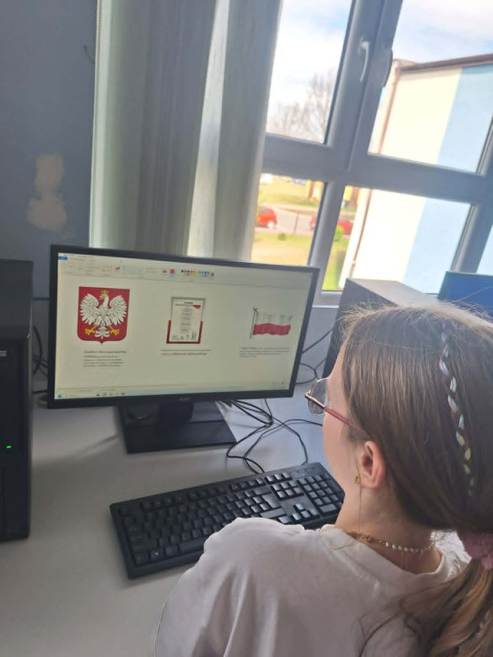 Lekcja patriotyzmu w SP 10 w Ostrołęce [30.04.2026] - zdjęcie #3 - eOstroleka.pl