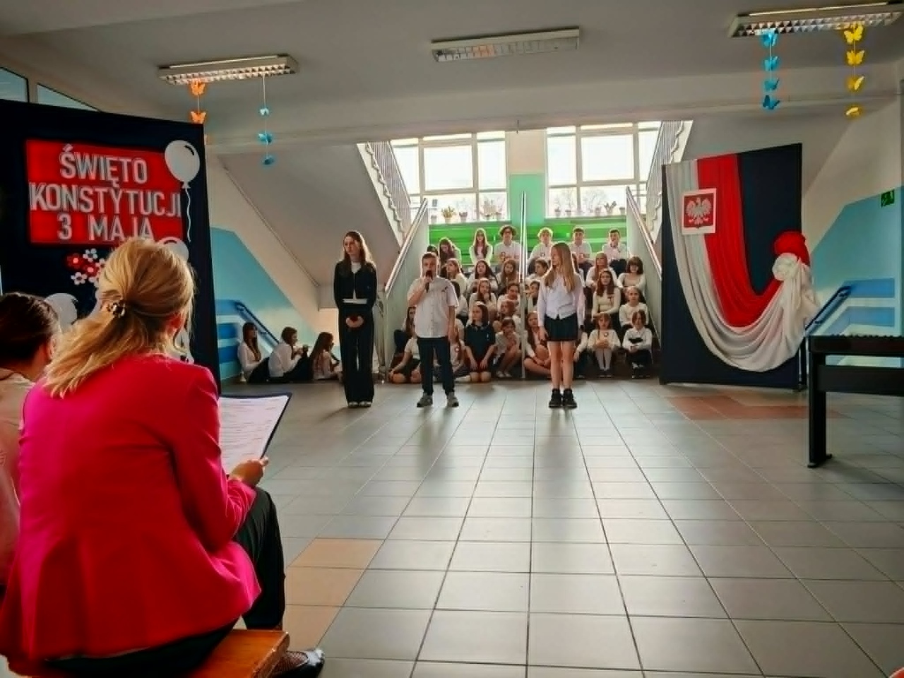 Uroczysty apel z okazji 3 maja w SP 10 [30.04.2026] - zdjęcie #8 - eOstroleka.pl
