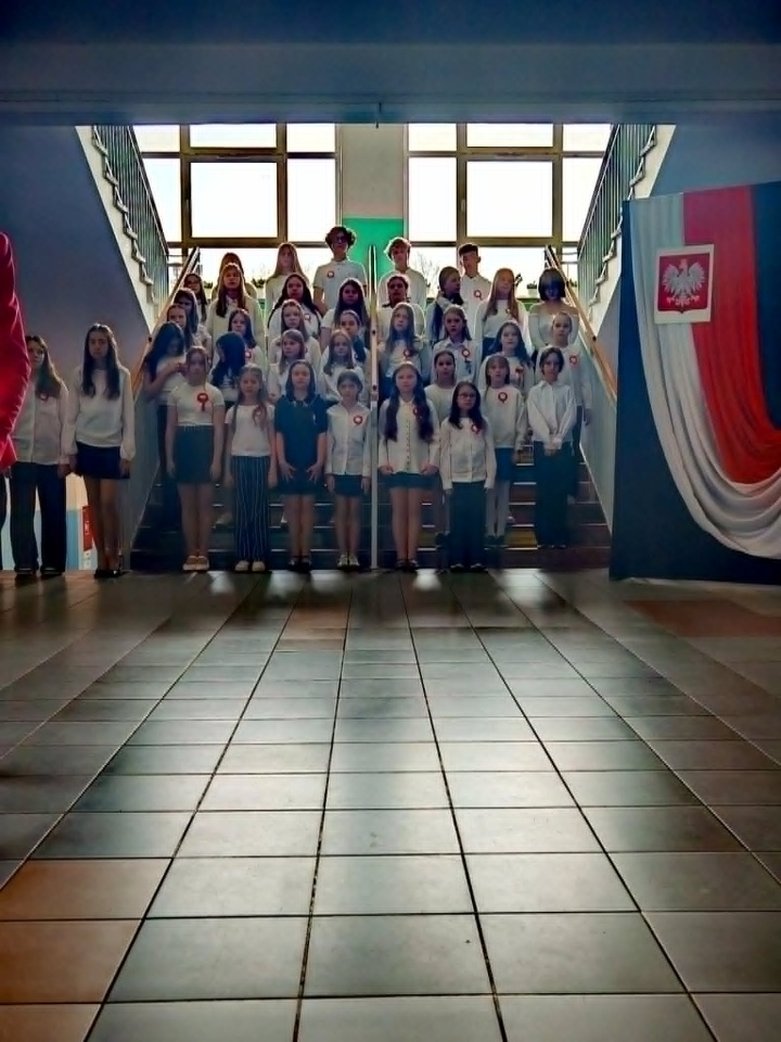Uroczysty apel z okazji 3 maja w SP 10 [30.04.2026] - zdjęcie #13 - eOstroleka.pl