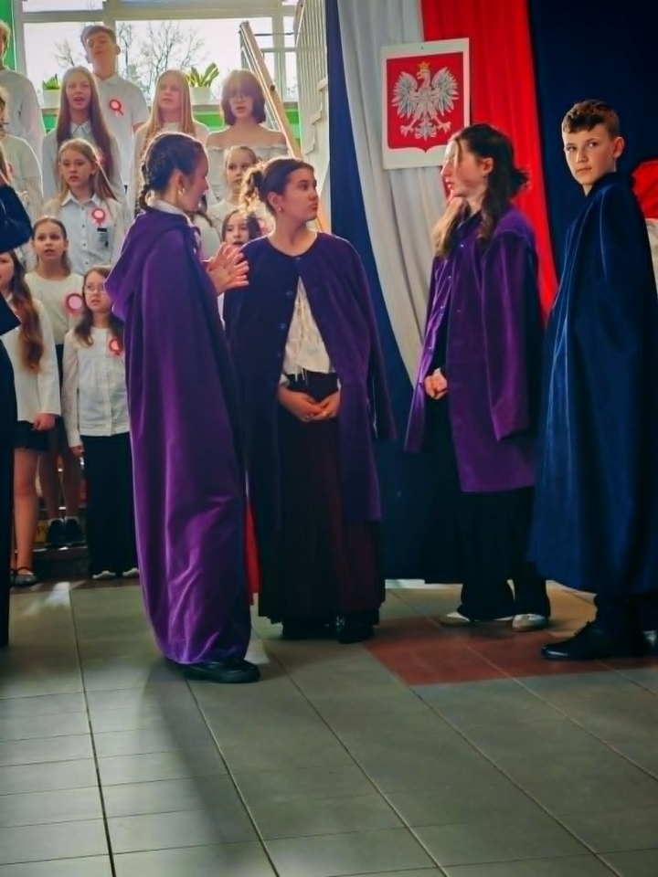 Uroczysty apel z okazji 3 maja w SP 10 [30.04.2026] - zdjęcie #12 - eOstroleka.pl