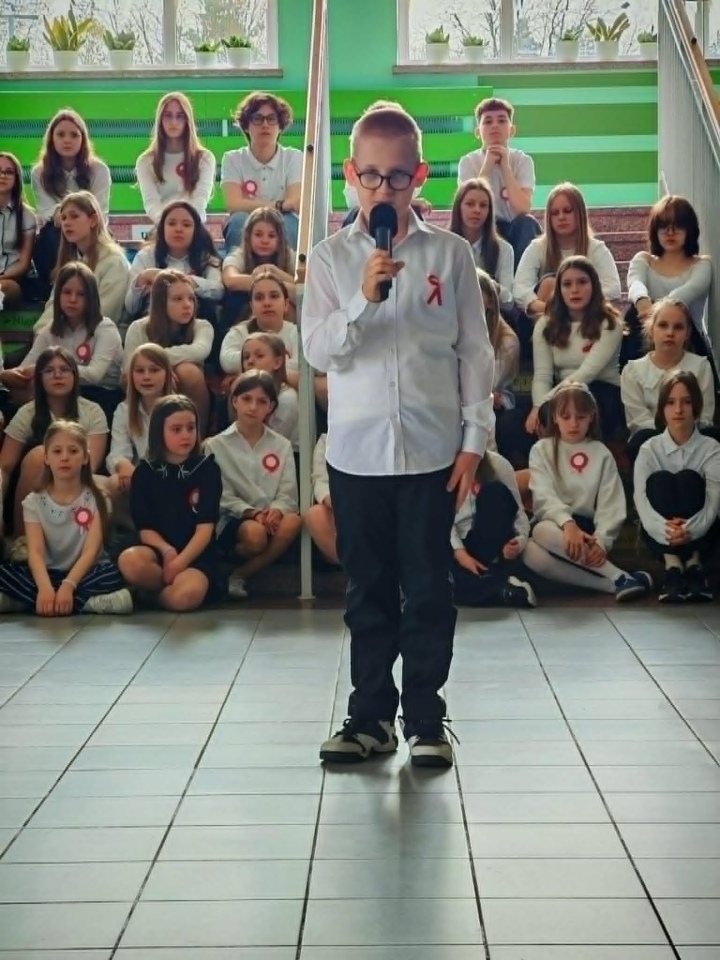 Uroczysty apel z okazji 3 maja w SP 10 [30.04.2026] - zdjęcie #9 - eOstroleka.pl