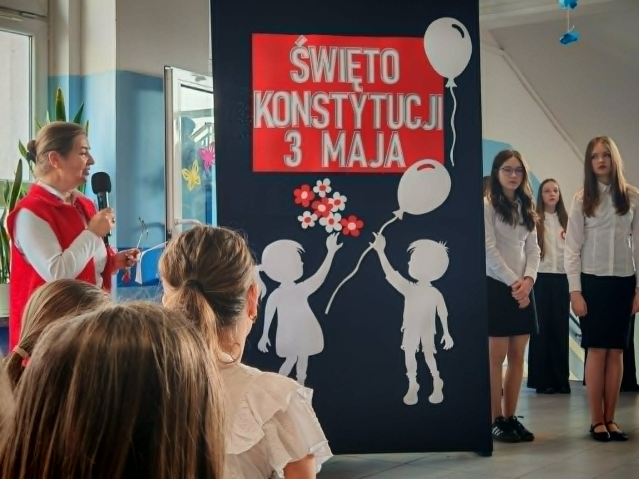 Uroczysty apel z okazji 3 maja w SP 10 [30.04.2026] - zdjęcie #4 - eOstroleka.pl