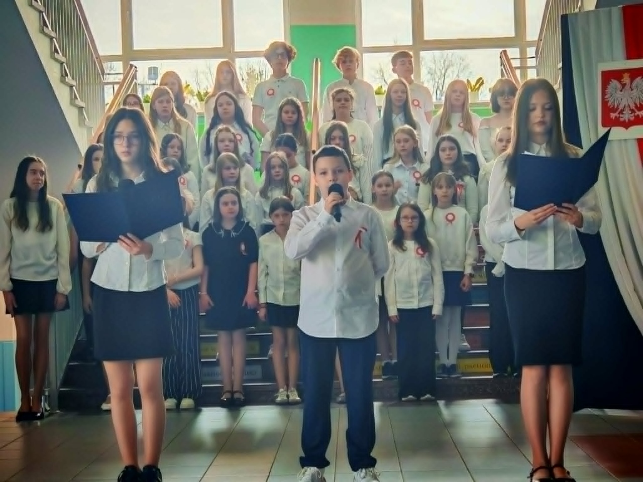 Uroczysty apel z okazji 3 maja w SP 10 [30.04.2026] - zdjęcie #3 - eOstroleka.pl