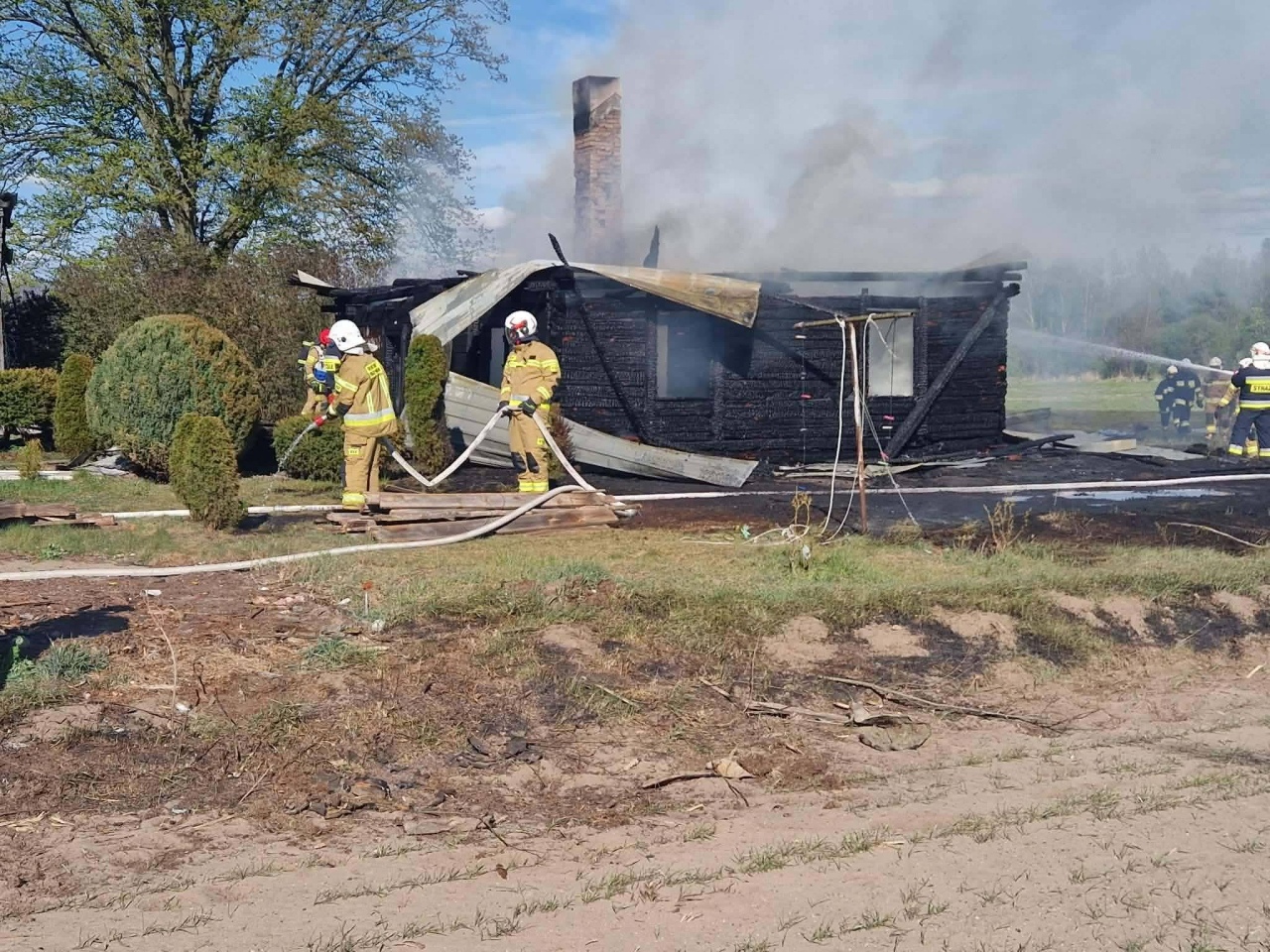 Pożar drewnianego domu w miejscowości Choiny [01.05..2026] - zdjęcie #14 - eOstroleka.pl
