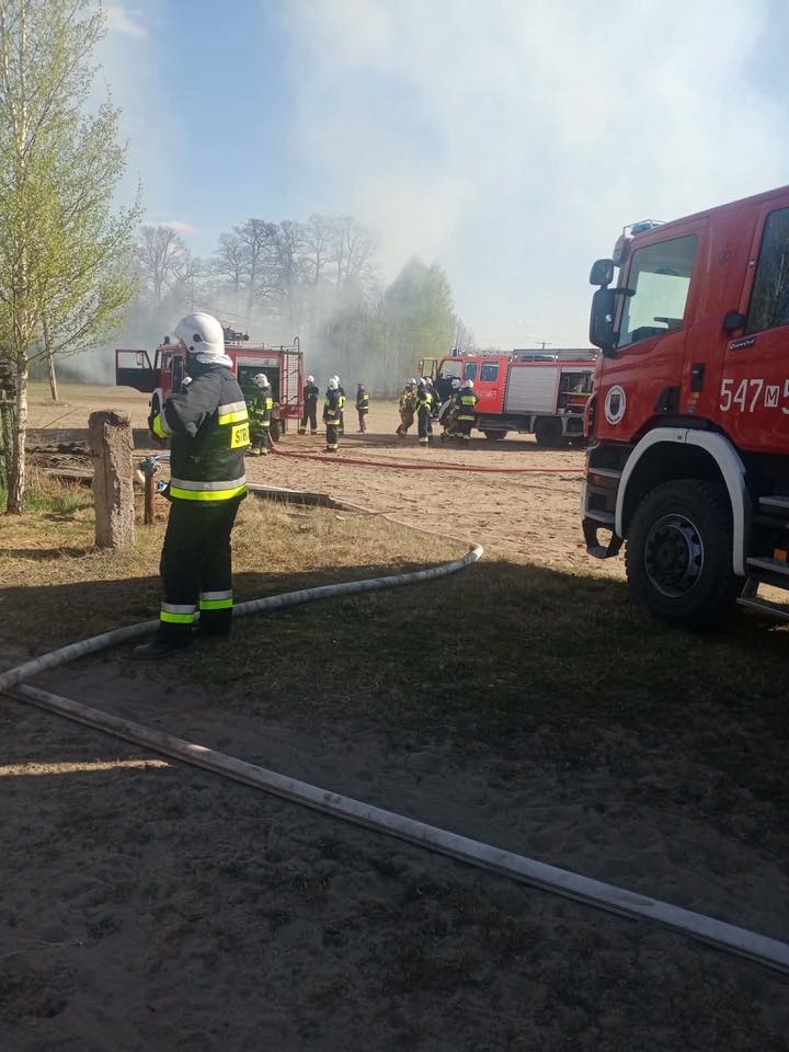 Pożar drewnianego domu w miejscowości Choiny [01.05..2026] - zdjęcie #11 - eOstroleka.pl