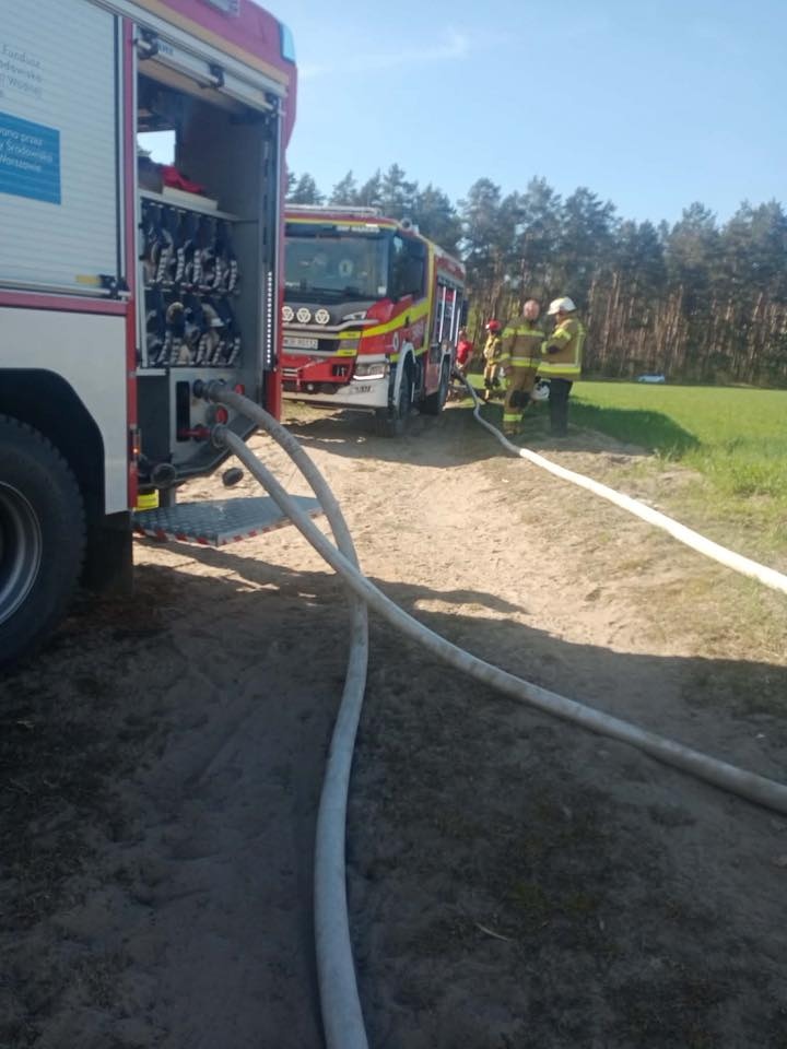 Pożar drewnianego domu w miejscowości Choiny [01.05..2026] - zdjęcie #9 - eOstroleka.pl