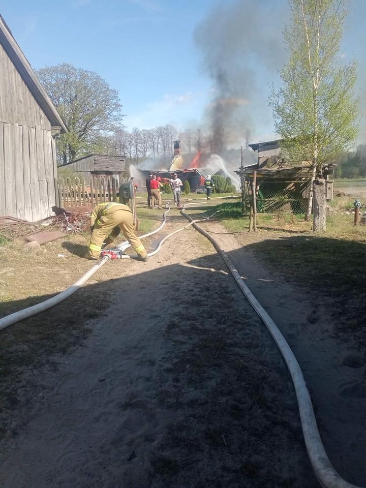 Pożar drewnianego domu w miejscowości Choiny [01.05..2026] - zdjęcie #8 - eOstroleka.pl