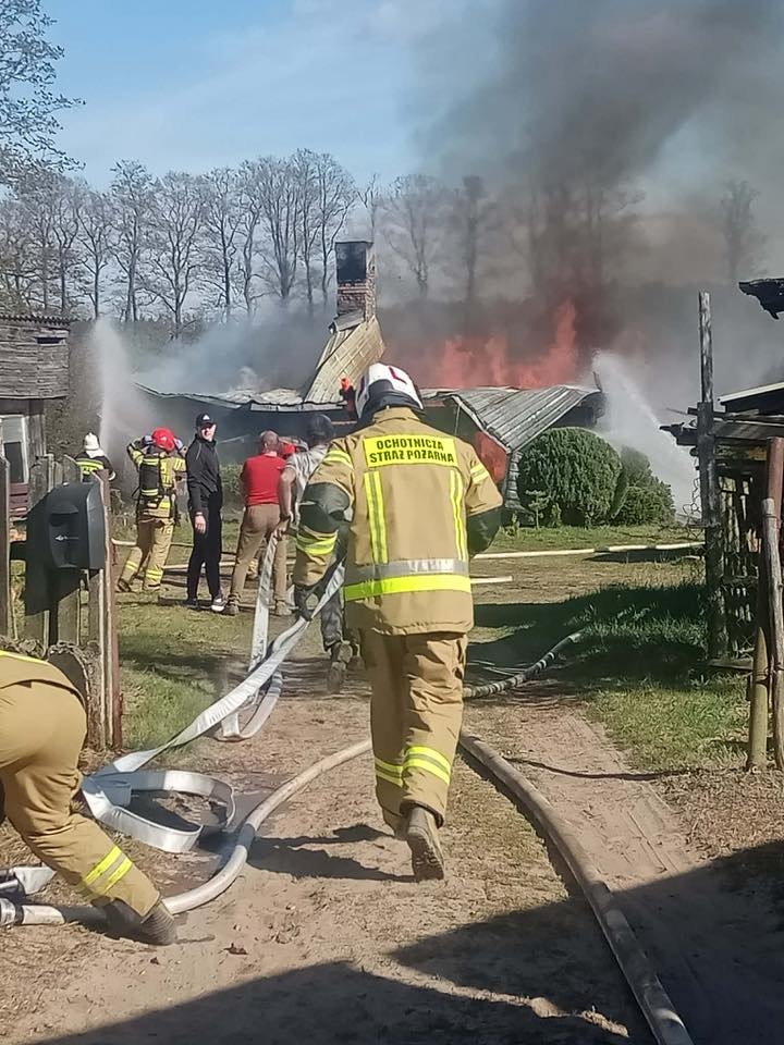 Pożar drewnianego domu w miejscowości Choiny [01.05..2026] - zdjęcie #4 - eOstroleka.pl
