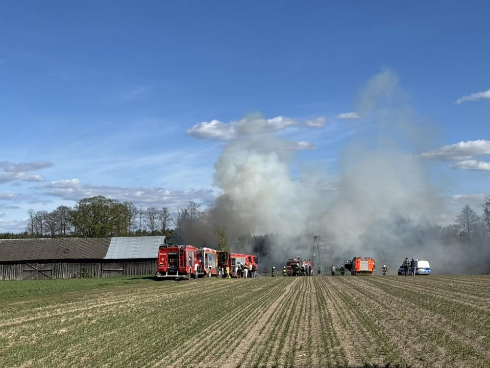 Pożar drewnianego domu w miejscowości Choiny [01.05..2026] - zdjęcie #3 - eOstroleka.pl