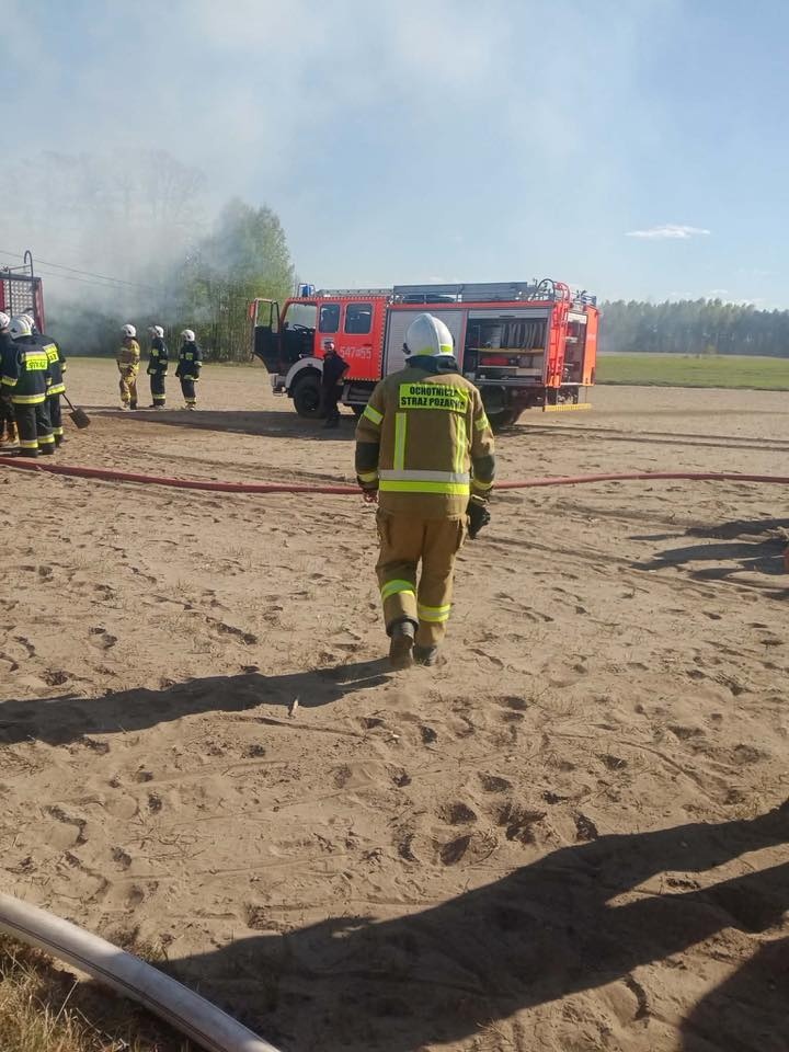 Pożar drewnianego domu w miejscowości Choiny [01.05..2026] - zdjęcie #2 - eOstroleka.pl