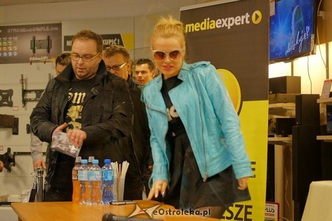 Media Expert: Doda podpisywala płyty w Ostrołęce [30.XI.2011] - zdjęcie #33 - eOstroleka.pl