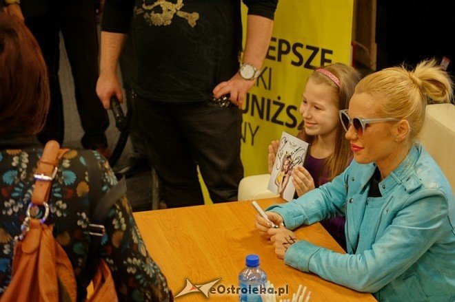 Media Expert: Doda podpisywala płyty w Ostrołęce [30.XI.2011] - zdjęcie #38 - eOstroleka.pl