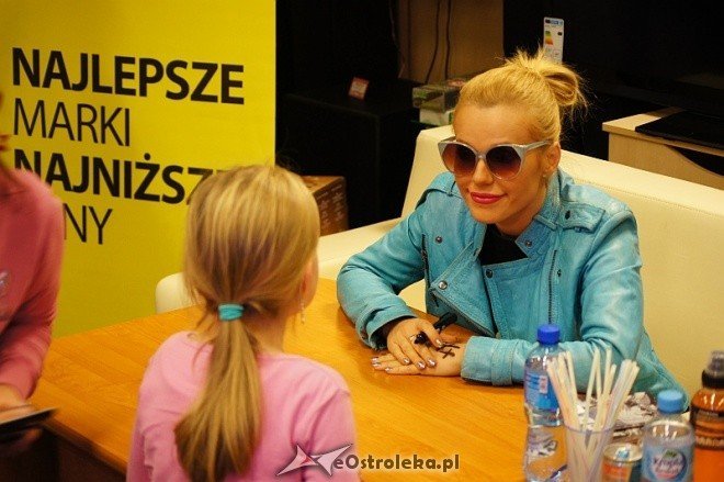 Media Expert: Doda podpisywala płyty w Ostrołęce [30.XI.2011] - zdjęcie #9 - eOstroleka.pl