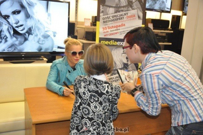 Media Expert: Doda podpisywala płyty w Ostrołęce [30.XI.2011] - zdjęcie #15 - eOstroleka.pl