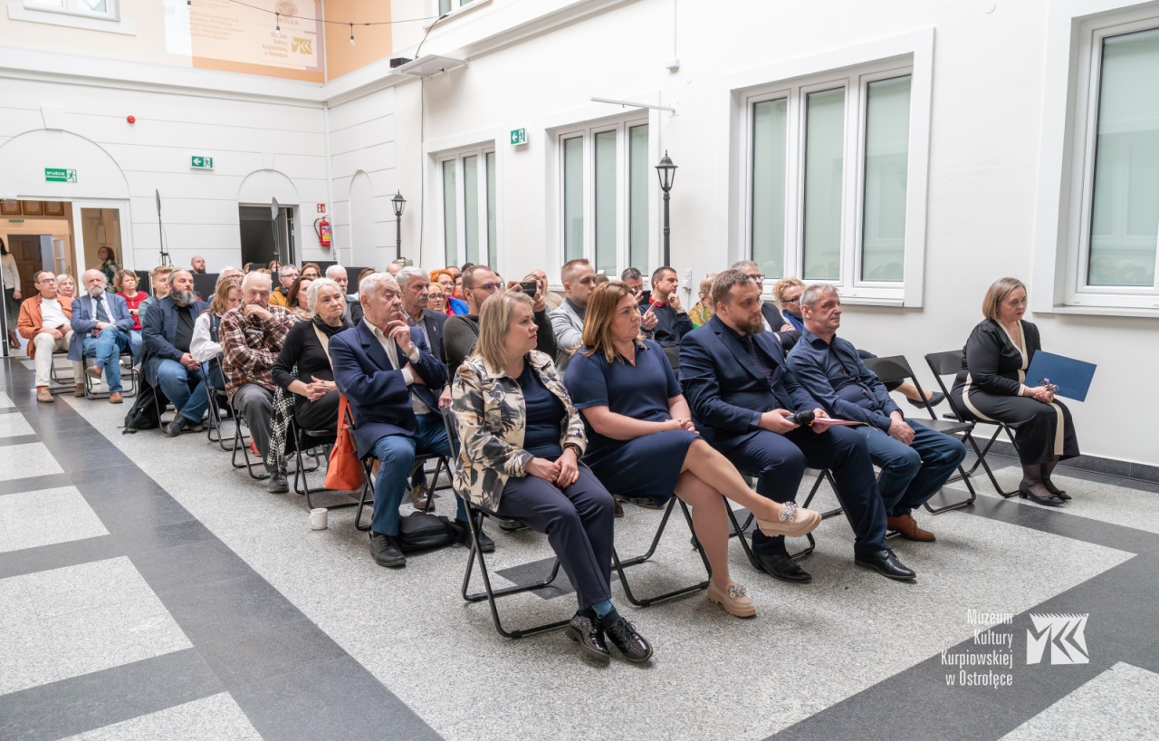 Otwarcie wystawy  „Coś się kończy, coś się zaczyna? Pięćsetlecie włączenia Mazowsza do Korony. [29.04.2026] - zdjęcie #19 - eOstroleka.pl