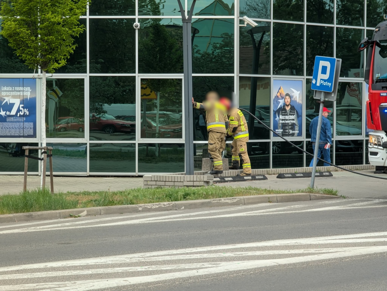 Akcja strażacka przy Inwalidów Wojennych w Ostrołęce [06.05.2026] - zdjęcie #5 - eOstroleka.pl
