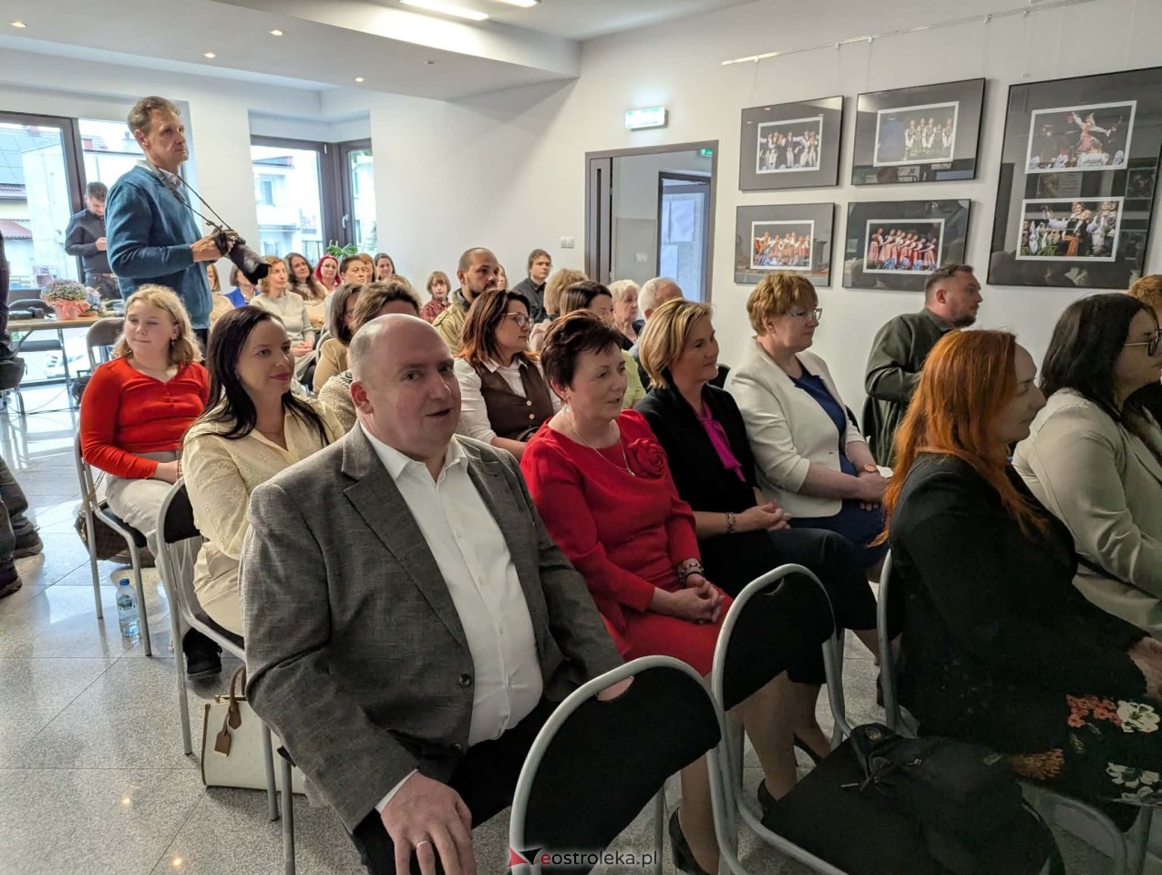 Wernisaż wystawy Mazowsze w obiektywie Natalii Niedźwiedzkiej [08.05.2026] - zdjęcie #22 - eOstroleka.pl