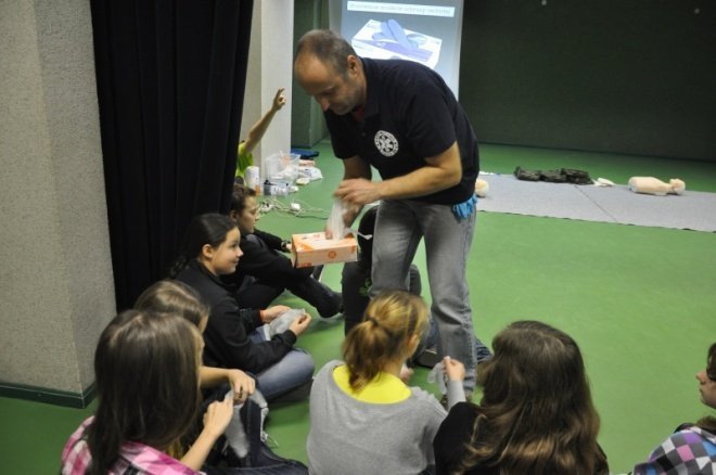 Mali Ratownicy: Uczniowie uczyli się ratować życie [2.XII.2011] - zdjęcie #20 - eOstroleka.pl